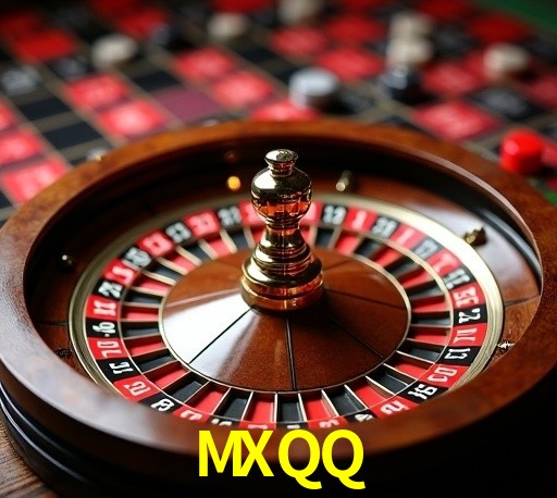Escena dinámica inspirada en casino con iluminación MXQQ, cartas, fichas e íconos de juegos digitales en un espacio moderno de juegos.